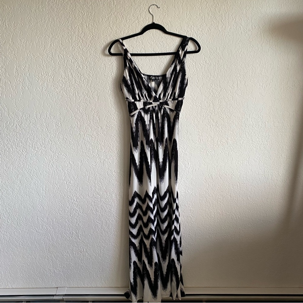 Elegant Black and White Maxi Dress